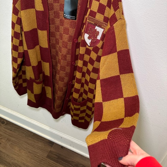 NWT Harry Potter Gryffindor Embroidered Button Up Unisex Cardigan - Picture 5 of 12